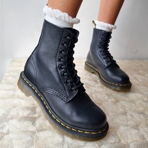 Dr. Martens Doc 1460 Pascal Virginia Black Leather
Women's Boots US 5